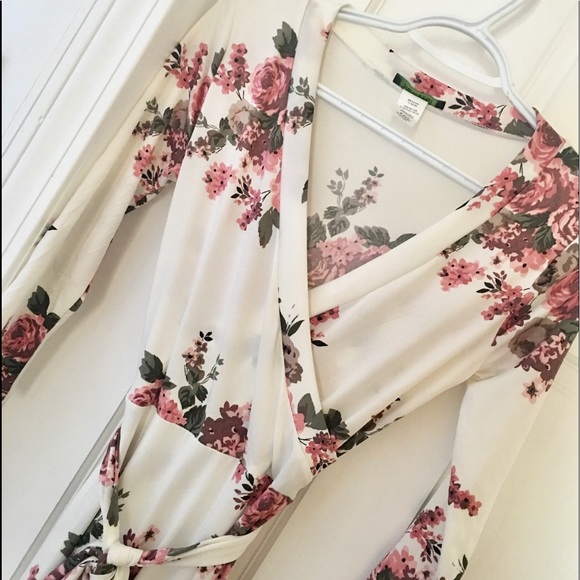 Dresses & Skirts - 🌸 White maxi floral dress 🌸